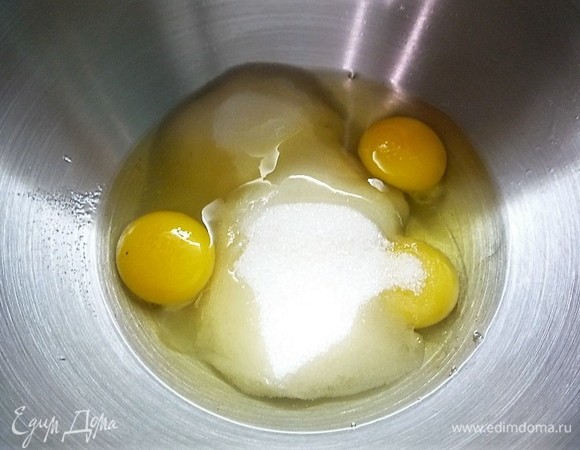 Яйца взбиваем с сахаром до пышности.