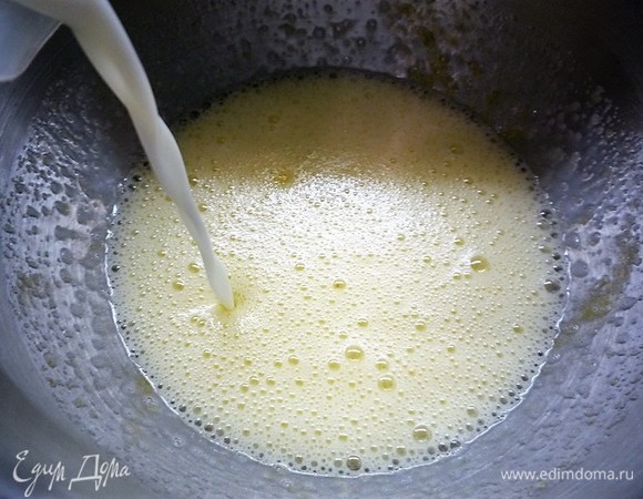 Добавляем молоко, растительное масло, кофе, растворенный в 40 мл кипятка.