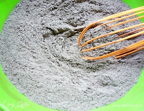 В отдельной чашке смешиваем 230 грамм муки, добавляем 35 грамм какао, по 1 чайной ложке соды и разрыхлителя, перемешиваем.