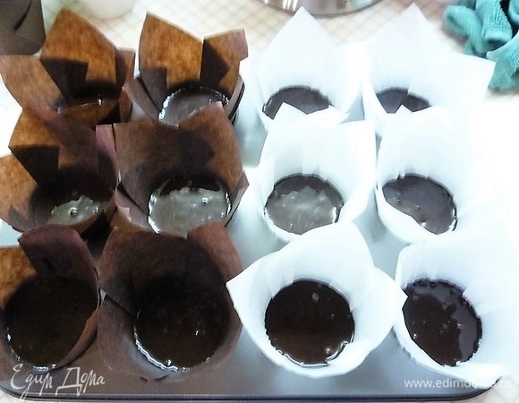 Жидкое тесто разливаем в капсулы для капкейков. Капсулы обязательно ставим в ячейки металлической формы. Из данных пропорций получается 20 капкейков по 50 грамм.