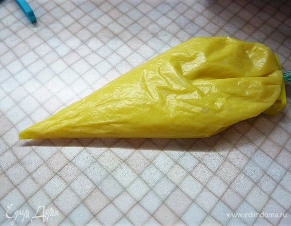 Для лимонного курда сок лимона соединяем с желтками, ставим на средний огонь и, помешивая, доводим до кипения (смесь загустеет). Снимаем с огня. В другой емкости кипятим сливки, добавляем шоколад и сливочное масло, хорошо перемешиваем и соединяем обе массы. Охлаждаем и перекладываем в кондитерский мешок.