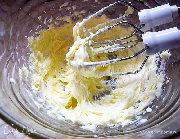 Для белого шоколадного крема в емкости взбиваем масло комнатной температуры до пышности.