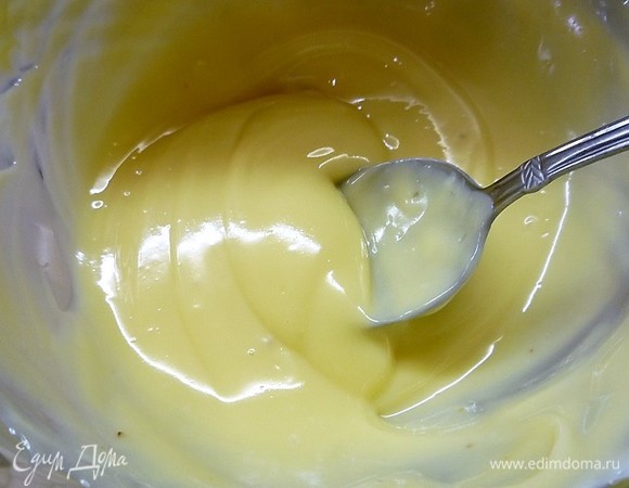 Добавляем растопленный белый шоколад, хорошо перемешиваем и перекладываем в кондитерский мешок. Смесь будет сначала жидкой, но при остывании станет гуще.