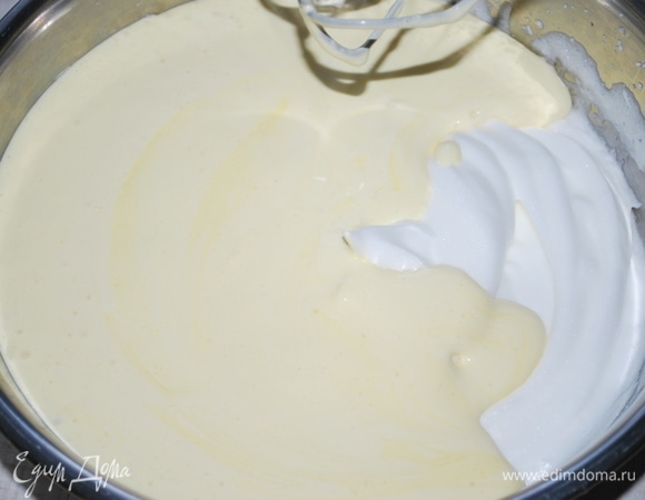 Отдельно взбейте 6 белков до пышной, плотной консистенции, добавьте оставшийся сахар и маленькую щепотку соли. Только после этого соедините два крема вместе и аккуратно все перемешайте лопаткой.