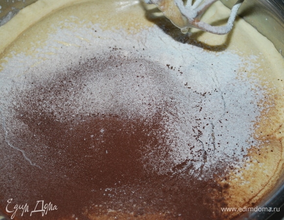Всыпьте в крем муку, предварительно просеяв ее с какао, и аккуратно перемешайте все лопаткой.