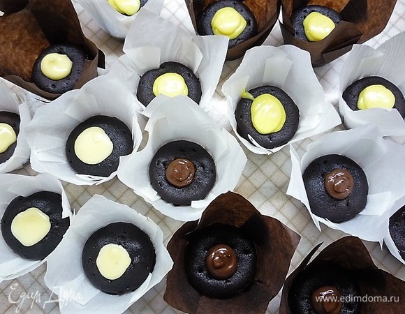 Серединку у капкейков вынимаем с помощью кулинарного плунжера, наполняем лимонным курдом и шоколадными кремами. Начинки кладите побольше, не жалейте.