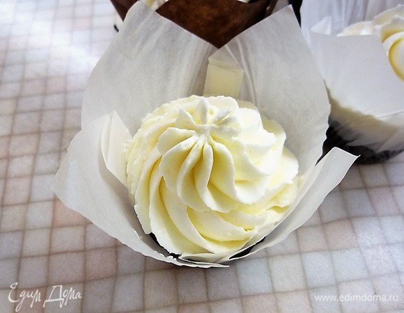 Перекладываем крем в кондитерский мешок с насадкой «закрытая звезда» и выкладываем на капкейки в виде красивой шапочки. Украшаем по своему усмотрению, я украсила шоколадными шариками.