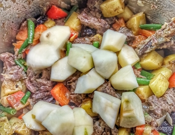 Туда же отправляем яблоки. Перемешиваем, жарим 2 минутки.