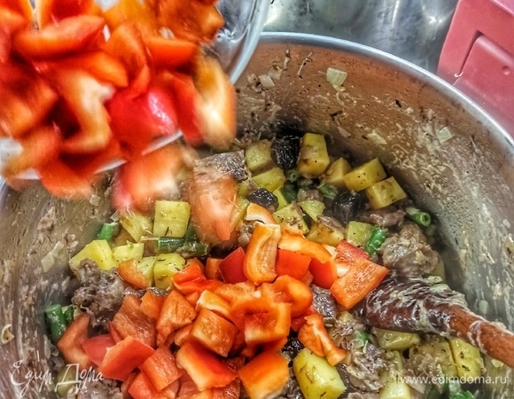 Высыпаем нарезанный перец. Желательно, нарезать крупнее, чем у меня! И продолжаем жарить минуты две.