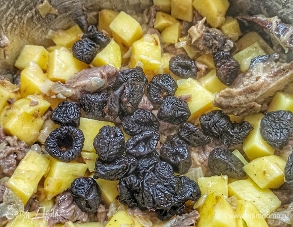 Добавляем чернослив и снова продолжаем обжаривать на умеренном огне.