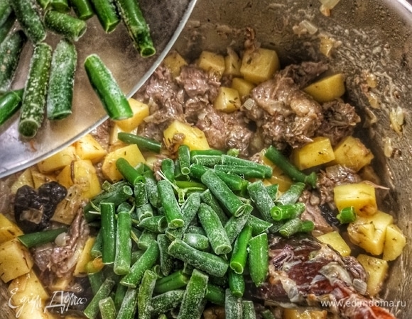 Добавляем стручковую фасоль и тимьян.