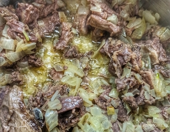 К луку добавляем баранину. Обжариваем пару минут.