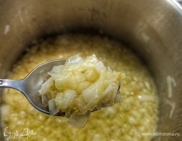 В кастрюле с толстым дном растапливаем сливочное масло. Добавляем весь лук и начинаем обжаривать на сильном огне. Жарим минут 5, до слегка золотистого цвета.