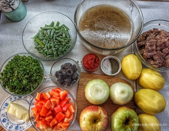 Подготавливаем необходимые ингредиенты. Баранину заранее отварим и нарежем крупными кусочками. Лук нарезаем мелко. Картошку, перец болгарский и яблоки нарезаем крупными кусочками.