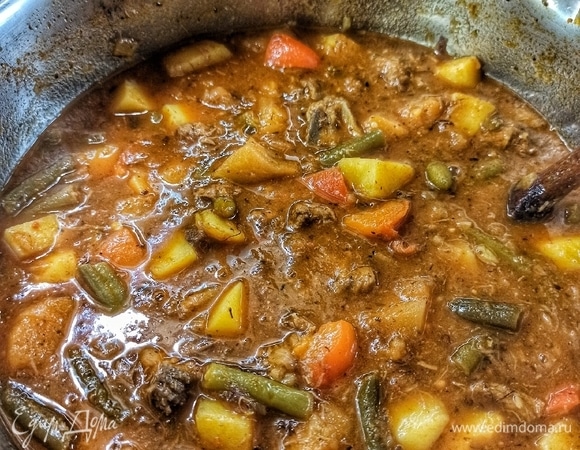 Все хорошо перемешиваем. Солим и перчим по вкусу. Накрываем крышкой и варим минут 15–20 до того, пока не сварится картофель.