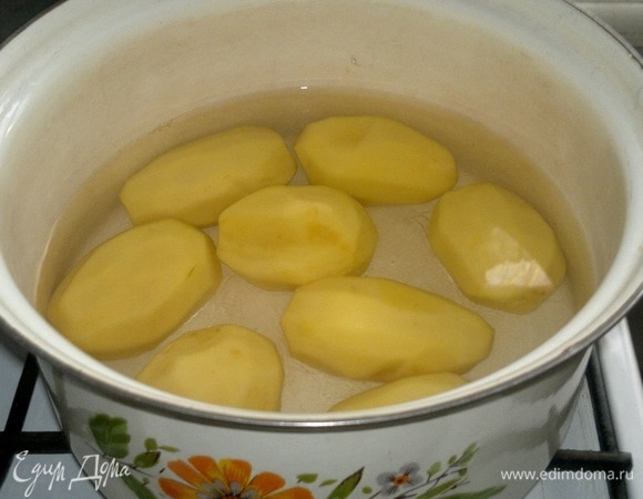 Картофель очистить, помыть. Отварить до полуготовности в подсоленной воде. Воду слить, картофель остудить.