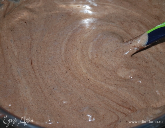 Растопите сливочное масло и остудите его примерно до 30–40°C, влейте в тесто и все вместе аккуратно перемешайте.