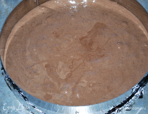 Вылейте тесто в форму (у меня форма 24 см) и выпекайте в разогретой духовке при температуре 170°C примерно 40 минут до готовности.