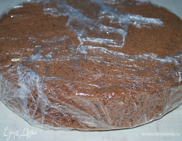 Корж заверните в пищевую пленку и дайте ему выстояться не меньше 8 часов в холодильнике.