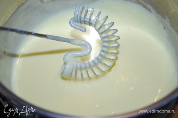 Приготовьте крем. К яичному желтку добавьте 20 мл воды, взбейте вместе и только потом добавьте сгущенное молоко. Получившуюся массу проварите на слабом огне до загустения, постоянно помешивая. Остудите крем.
