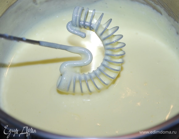 Приготовьте крем. К яичному желтку добавьте 20 мл воды, взбейте вместе и только потом добавьте сгущенное молоко. Получившуюся массу проварите на слабом огне до загустения, постоянно помешивая. Остудите крем.