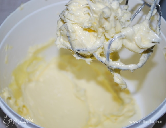 Сливочное масло комнатной температуры взбейте с ванилином до пышной белой массы. Потихоньку добавляйте остывший крем со сгущенным молоком, хорошо все пробейте до пышного состояния.