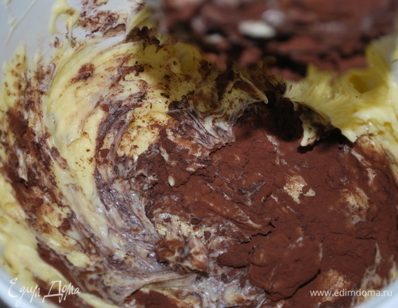 В самом конце добавьте какао, крем готов.