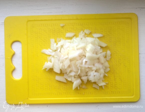 Лук очистить, мелко нарезать.