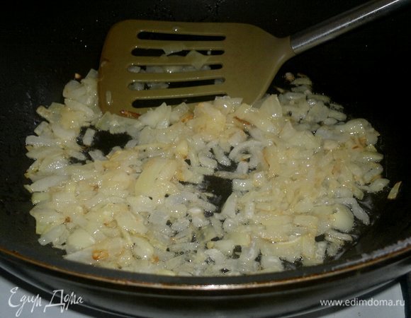 Обжарить лук на оливковом масле до золотистого цвета.