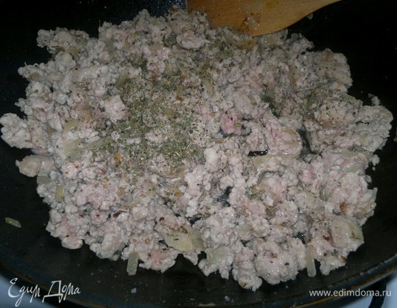 Всыпать соль, перец, сушеные итальянские травы, перемешать, остудить до комнатной температуры.