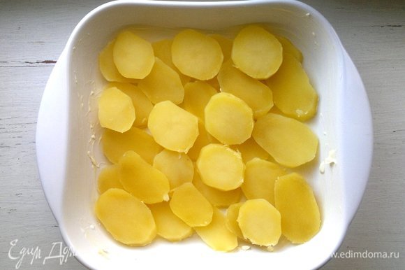 Форму смазать кусочком сливочного масла. Картофель нарезать кружками и выложить в форму.