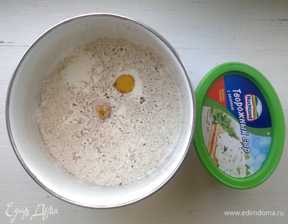 Для заливки соединить сливки, творожный сыр Hochland с зеленью, яйца, соль, перец, итальянские травы.