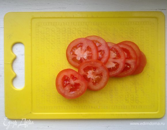 Помидоры вымыть, обсушить, нарезать кружками.