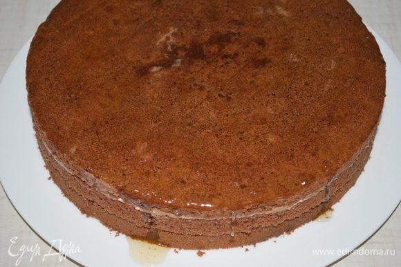 Верхний корж и бока торта промажьте абрикосовым джемом (уберите торт в холодильник на 30 минут).