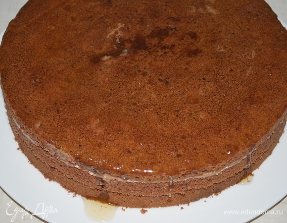 Верхний корж и бока торта промажьте абрикосовым джемом (уберите торт в холодильник на 30 минут).