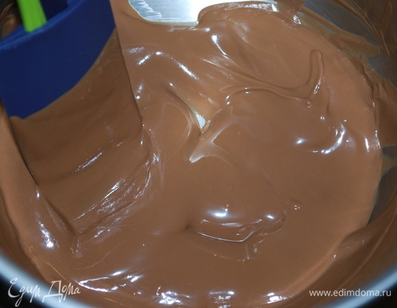 Шоколад растопите на паровой бане, добавьте сливочное масло, хорошо перемешайте и нанесите шоколад на торт. Дайте торту пропитаться и подавайте к столу.