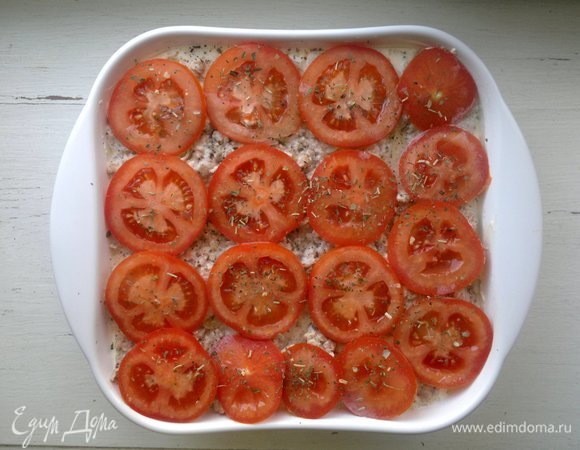 В форму выложить кружки помидоров. Сбрызнуть их оливковым маслом и посыпать итальянскими травами. Поставить форму в духовку, разогретую до 180°C, на 30–35 мин.