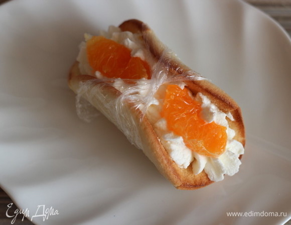 Если случилось так, что пирожное раскрывается, не хочет держать форму, попробуйте зафиксировать кусочком пищевой пленки перед финишным нанесением крема. В таком виде пирожное пусть полежит 10–15 минут, затем уберите пленку, выложите крем и украсьте.