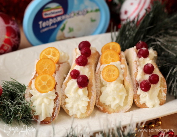 Посыпаем готовые пирожные сахарной пудрой и наслаждаемся! Приятного чаепития!