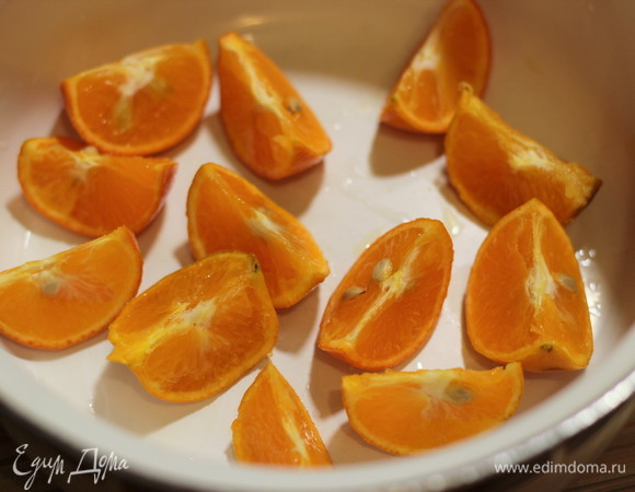 Охлажденные мандаринки разрезаем на 4 части (можно на большее количество частей, если мандарин крупный) и укладываем на дно кастрюли или таза для варенья срезом вверх. Если есть косточки, можно удалить их на данном этапе. Слой мандаринов засыпаем слоем сахара и так повторяем, пока не закончатся мандарины. Накрываем крышкой и оставляем при комнатной температуре на сутки. Сахар должен раствориться. Лучше не перемешивать и не трясти кастрюлю.