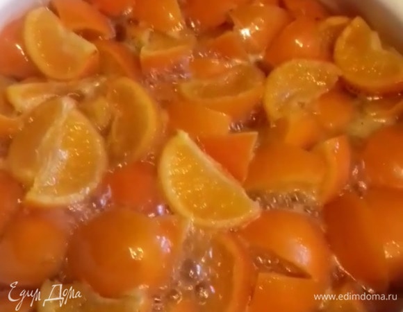 Через сутки, также ничего не перемешивая, ставим на медленный огонь и варим минут 40–50, периодически убирая желтую пену, затем добавляем сок целого лимона средней величины или 2 чайные ложки лимонной кислоты. Добавляйте постепенно и пробуйте! Чтобы было вам не кисло, возможно, понадобится меньше или больше, по вкусу. Варим еще 5 минут и выключаем. Готовое варенье раскладываем по баночкам, закрываем крышками. Варенье получается жидким, это нормально, т. к. в мандаринах очень мало пектина, который отвечает за желирование. Если хотите, чтобы было погуще, добавьте в процессе уваривания пектин или любое магазинное желирующее вещество согласно инструкции на упаковке. Я не добавляю.