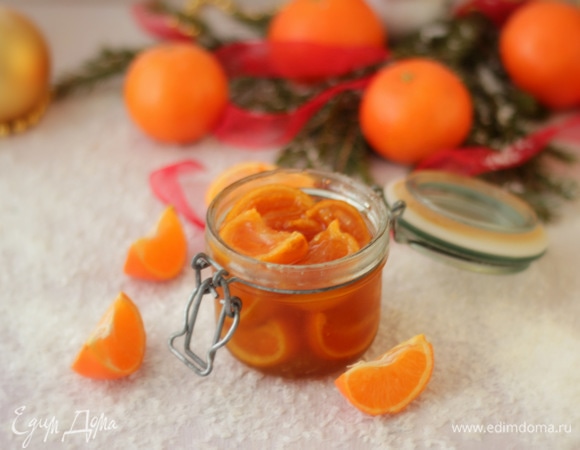 Из 1 кг мандаринов получается примерно 3 банки варенья по 0,5 л, но я всегда раскладываю в баночки меньшего объема. Хранить варенье лучше в холодильнике, правда, у меня долго не хранится:)