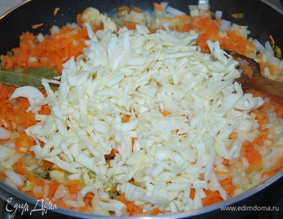 Обжарьте на растительном масле натертую на крупной терке морковь, нарезанный лук и горсть капусты, добавьте лавровый лист.