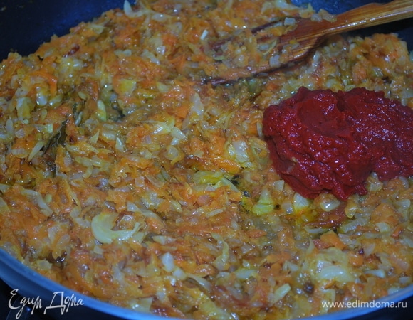 Когда овощи станут полупрозрачными, добавьте нарезанные помидоры (я убрала шкурку с помидоров). К обжаренным овощам в самом конце добавьте томатную пасту и сахар и протушите все вместе пару минут.