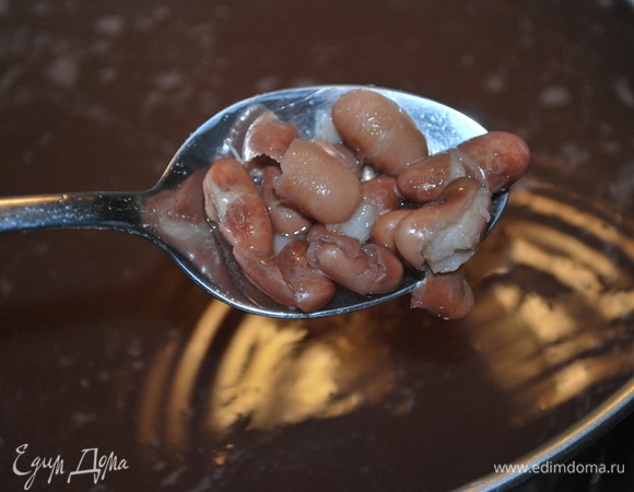 Заранее замочите фасоль в холодной воде. В кастрюлю, где будете варить щи, налейте воду и поставьте варить фасоль. Как только фасоль станет мягкой, посолите воду по вкусу.