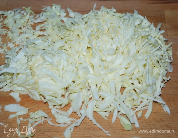 Нашинкуйте морковь, картофель нарежьте дольками и добавьте к фасоли. Проварите все вместе примерно 9–10 минут до готовности овощей.