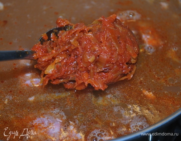 Добавьте обжарку в бульон, хорошо перемешайте, отрегулируйте соль и перец. Проварите все вместе пару минут.