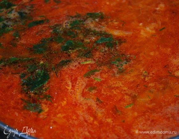 В самом конце добавьте нарезанную зелень. Щи готовы. Накройте крышкой и дайте постоять 5–7 минут. Подавайте к столу.