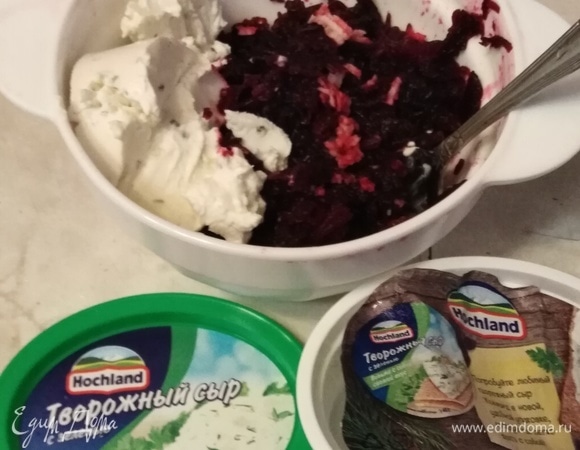Свеклу натереть на мелкой терке с зубчиком чеснока. Посолить. Добавить вторую половину творожного сыра. Перемешать.
