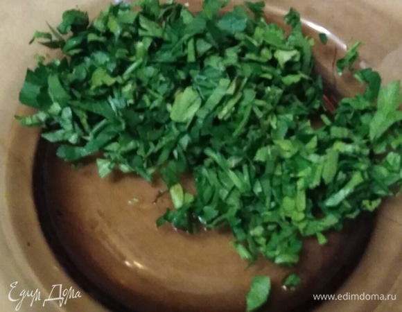 Нашинковать петрушку.